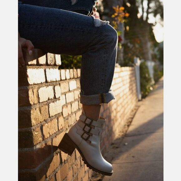 NWOB Seychelles Give it a Whirl buckle booties